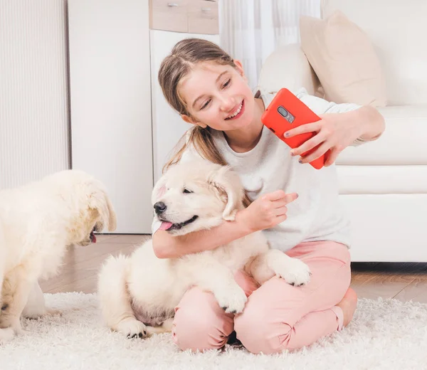 Flicka som tar Selfie med Retriever valpar — Stockfoto