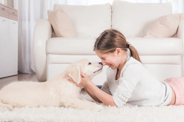 리트리버 강아지를 들고 웃는 소녀 — 스톡 사진