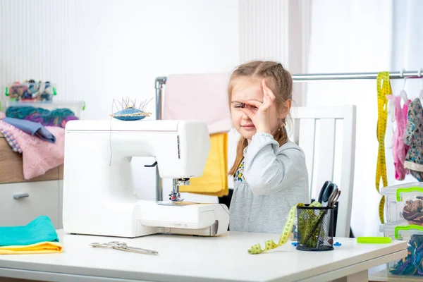 Ragazza sarta che gioca con la macchina da cucire — Foto Stock