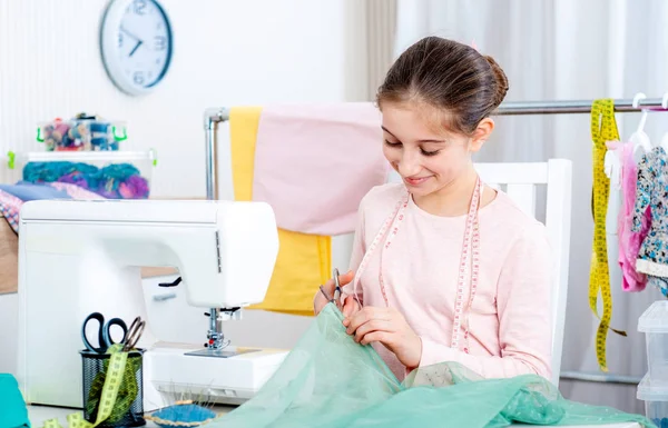 Young female seamstress working at the sewing machine — Stock Photo, Image