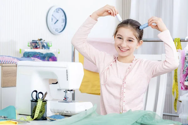 Lächelnder Teenie-Schneider mit Garnspulen — Stockfoto