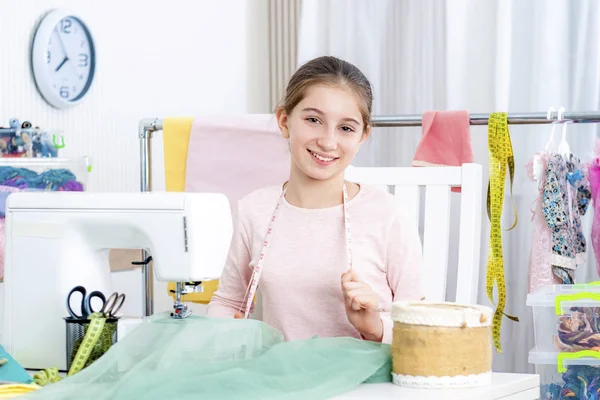 Niña feliz con cinta métrica —  Fotos de Stock