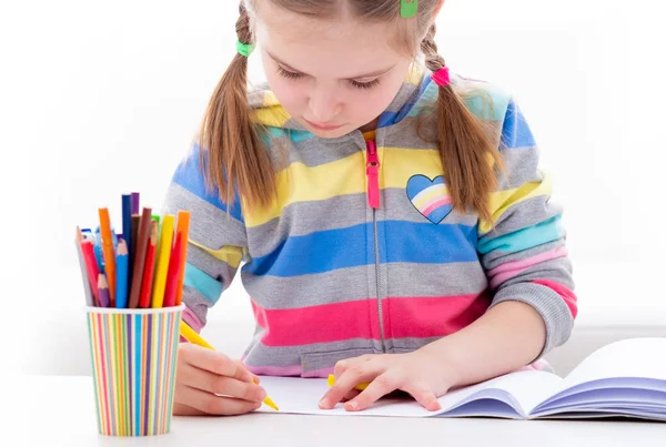 Écolière colorier son livre d'étude — Photo
