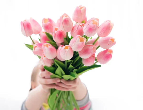 Persona che tiene bouquet di tulipani — Foto Stock