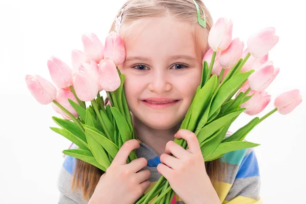 Sorrindo pré-adolescente com um punhado de flores — Fotografia de Stock