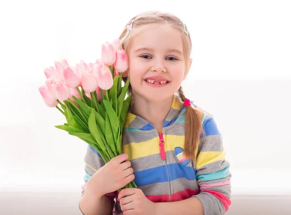 Preadolescente sonriente con un brazo lleno de flores —  Fotos de Stock