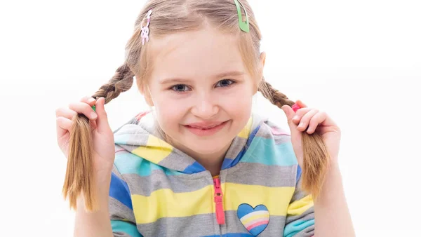 Escola menina idade brincando com seu corte de cabelo trançado pigtail — Fotografia de Stock