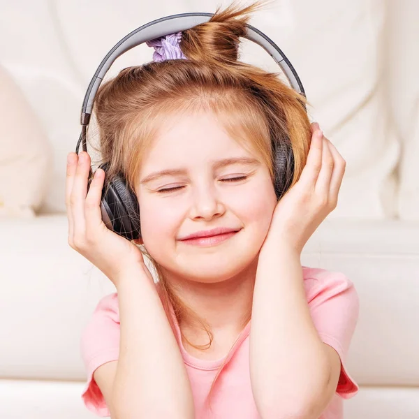 Kid listening to music in headphones — Stock Photo, Image