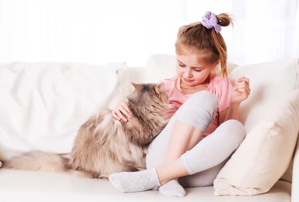 Dziewczyna relaksująca z kotem — Zdjęcie stockowe