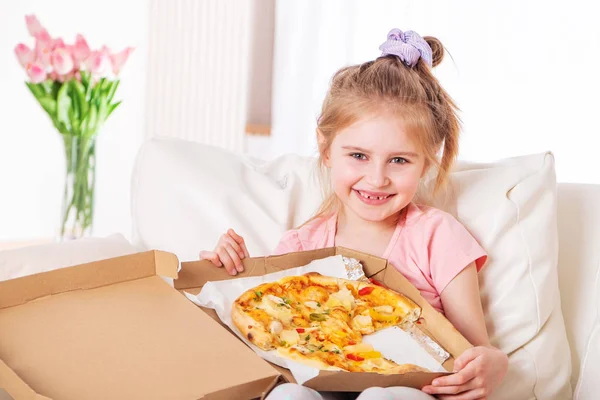 Малюк, як нещодавно доставлена піца — стокове фото