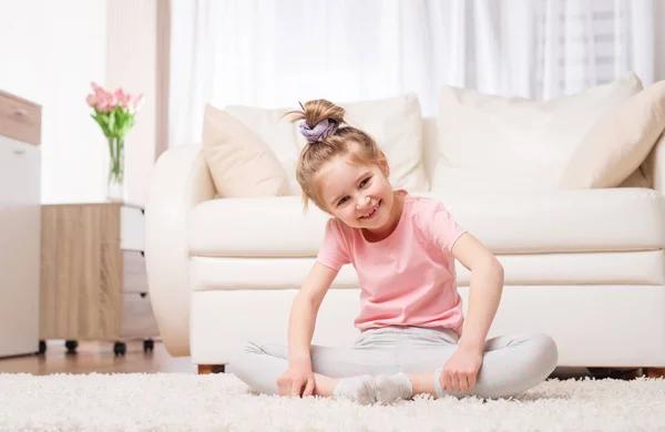 部屋でヨガのポーズに座っている十代の子供 — ストック写真