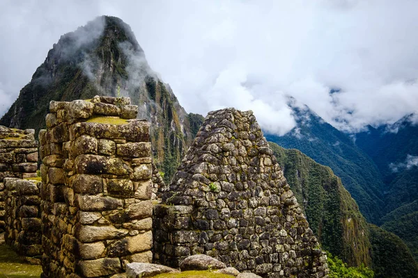 Vista del sol de Machupicchu paredes de piedra anchient y templo entre montañas — Foto de Stock