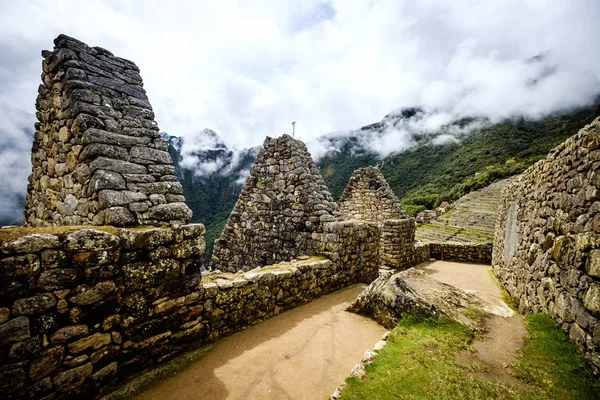 Vista del sol de Machupicchu paredes de piedra anchient y templo entre montañas — Foto de Stock