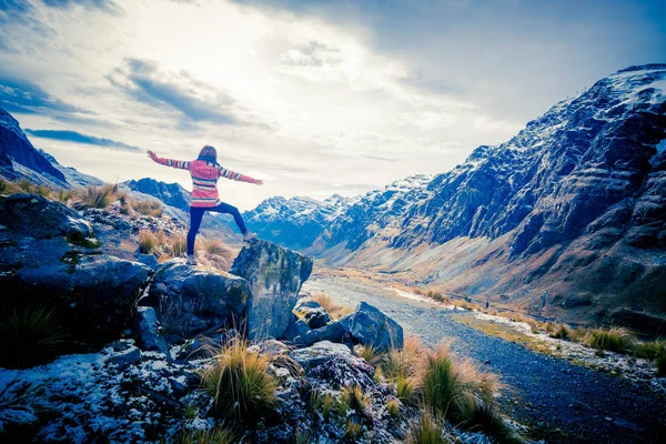 Chica en el borde de la roca disfrutando del paisaje andino — Foto de Stock