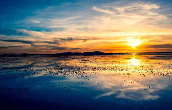 Coucher de soleil à Salar de Uyuni en Bolivie — Photo