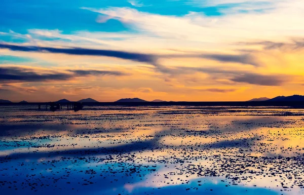 Paisaje nocturno de Salar de Uyuni atardecer — Foto de Stock