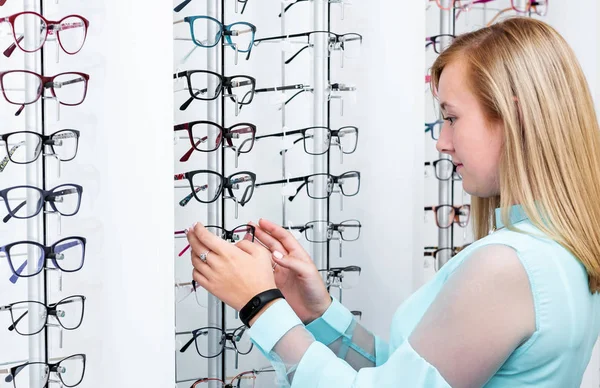Teenager-Mädchen wählt Brille — Stockfoto