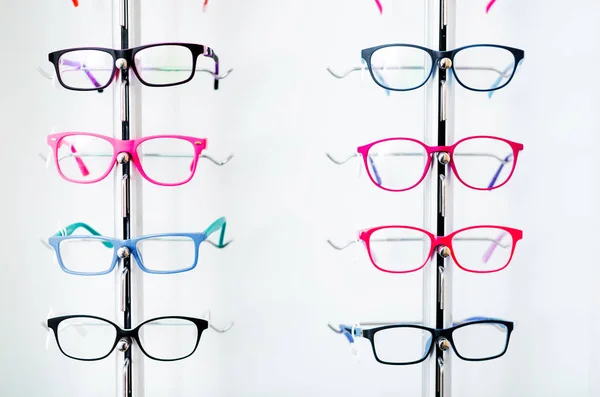 Nahaufnahme von verschiedenen bunten Gläsern für verschiedene Arten — Stockfoto