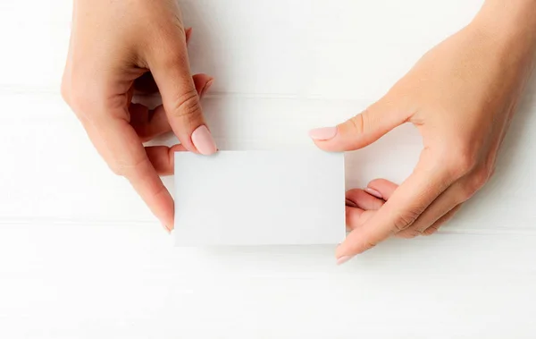 Kız elinde beyaz kartvizit — Stok fotoğraf