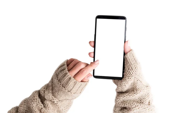 Vista dall'alto della ragazza in maglione usando lo smartphone — Foto Stock