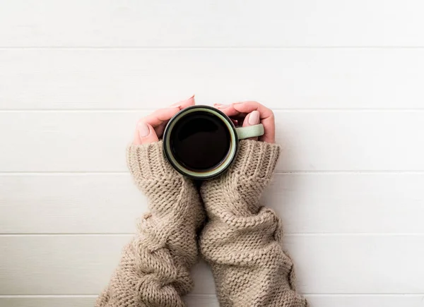 Вид сверху на девушку в свитере с кофейным кружком — стоковое фото