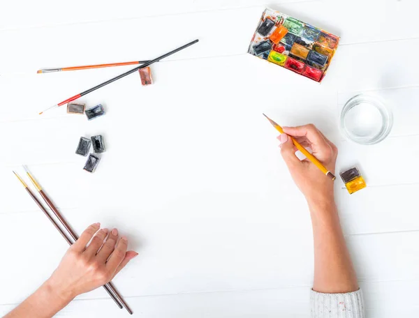 Vista dall'alto di ragazze mani disegno — Foto Stock