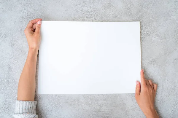 Meninas segurando um papel — Fotografia de Stock