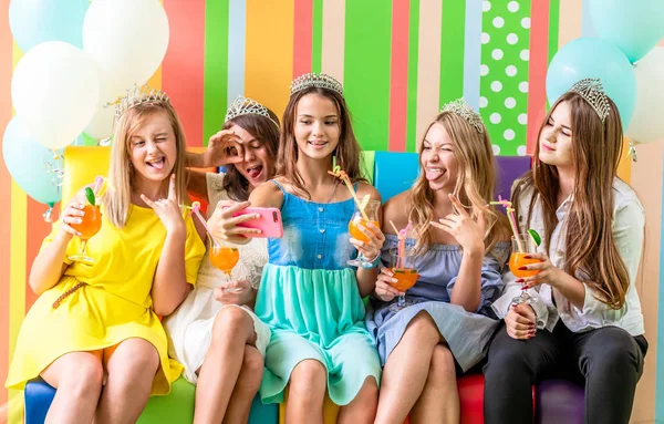 생일 파티에서 셀카를 찍는 예쁜 웃는 십대 소녀 — 스톡 사진