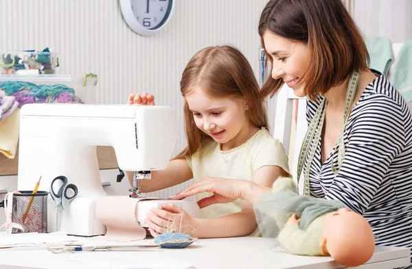 Ragazza cercando di fare vestito — Foto Stock