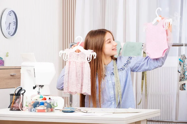 Näherin mit kleinen Kleidern — Stockfoto