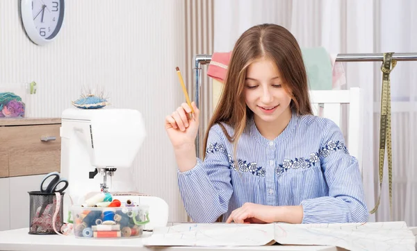 Skräddarsy Girl Making mallar — Stockfoto