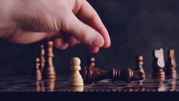 Zwycięstwo nad przeciwnikiem w szachy gry — Wideo stockowe