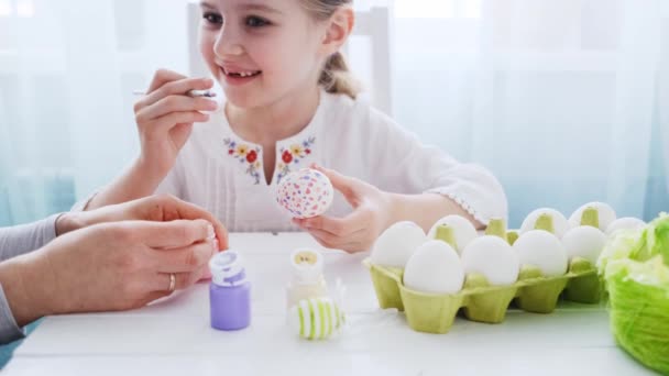 Menina pré-adolescente está colorindo ovos — Vídeo de Stock