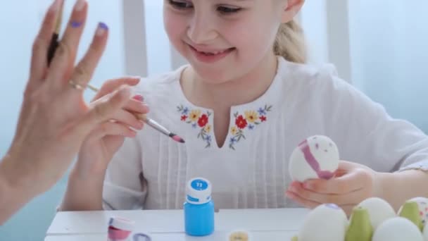 Маленька дівчинка насолоджується підготовкою до Великодня — стокове відео