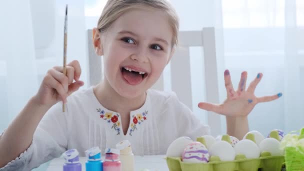 Menina está mostrando sua mão colorida — Vídeo de Stock