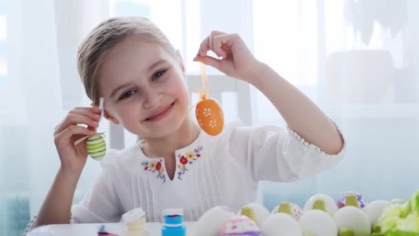 Kid está mostrando sus decoraciones de Pascua — Vídeos de Stock