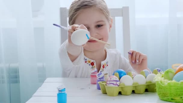 Menina pré-adolescente pesquisando seu trabalho — Vídeo de Stock