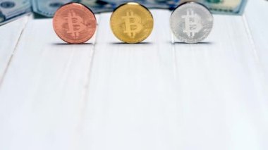 Dolar banknotlu bitcoin paralar.