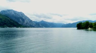 Avusturya dağ gölünün havadan görünümü