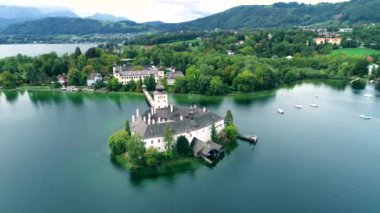 Avusturya'daki Gmunden Schloss Gölü'nün havadan görünümü
