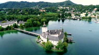 Avusturya'daki Gmunden Schloss Gölü'nün havadan görünümü