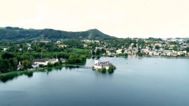 Avusturya'daki Gmunden Schloss Gölü'nün havadan görünümü