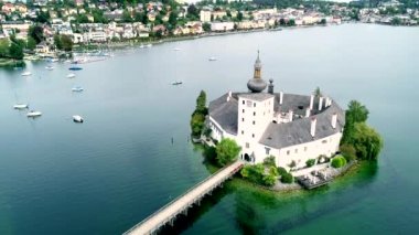 Avusturya'daki Gmunden Schloss Gölü'nün havadan görünümü