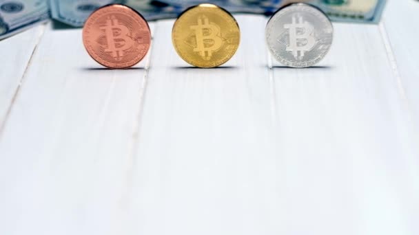 Tthee van Bitcoin munten met dollarbiljetten — Stockvideo