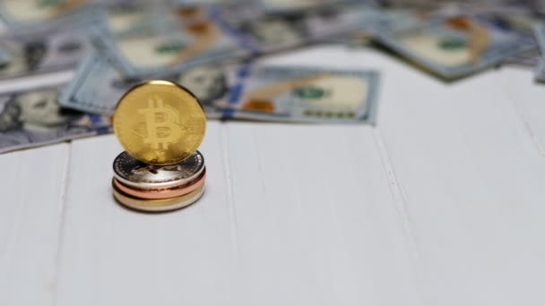 Montón de monedas de bitcoin con billetes de cien dólares — Vídeo de stock