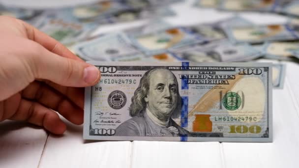 100 dolarlık banknotun arkasında bir yığın bitcoin madeni para — Stok video