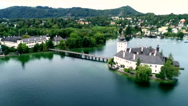Widok z lotu ptaka na jezioro Gmunden Schloss w Austrii — Wideo stockowe