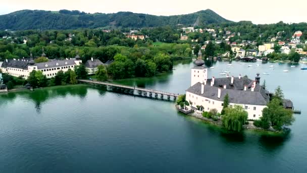 Letecký pohled na jezero Gmunden Schloss v Rakousku — Stock video