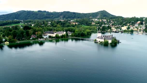 Luchtfoto van Gmunden Schloss meer in Oostenrijk — Stockvideo