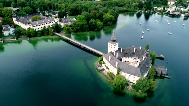 Letecký pohled na jezero Gmunden Schloss v Rakousku — Stock video